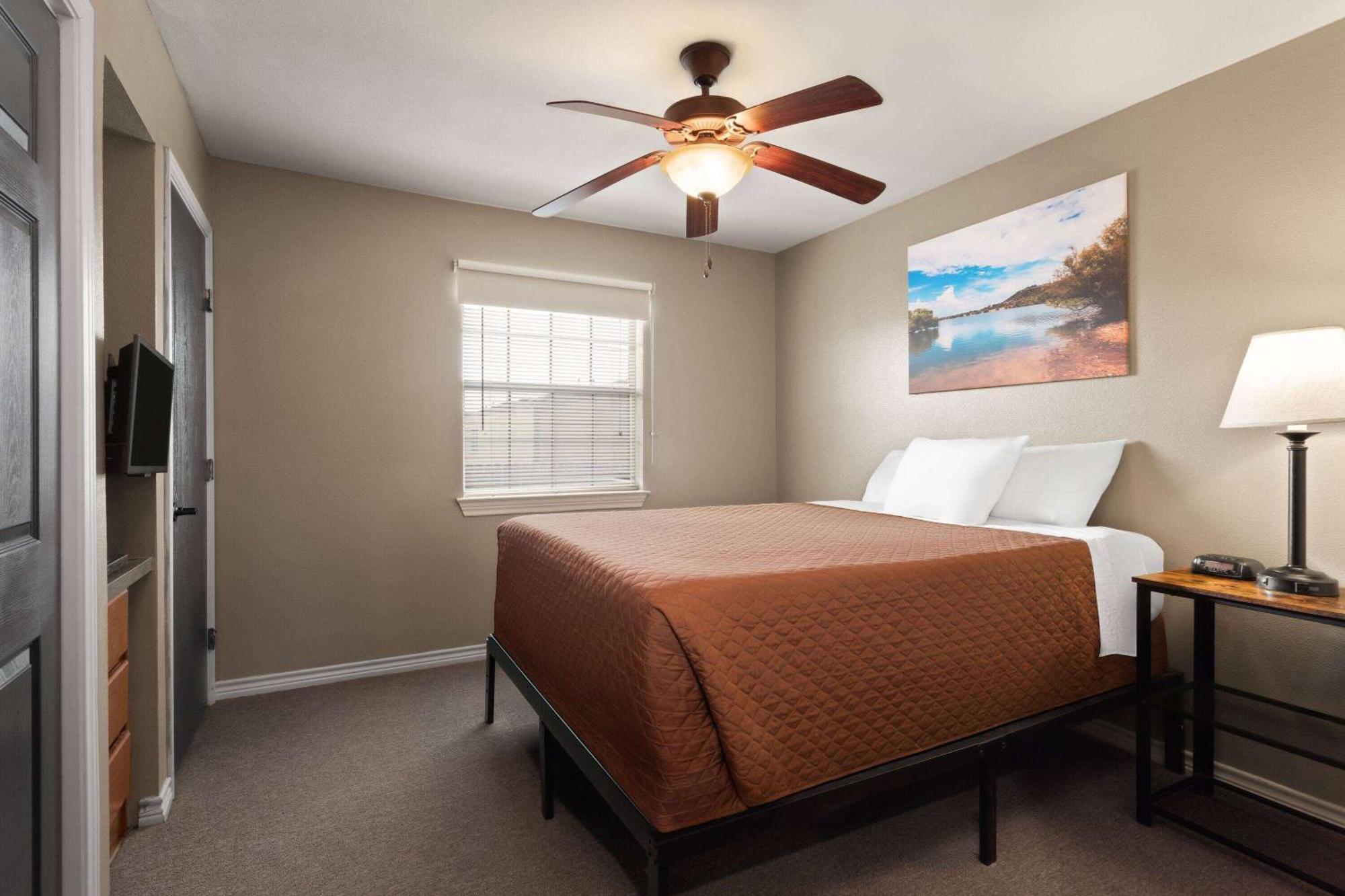 Eagle'S Den Suites Cotulla A Travelodge By Wyndham Kültér fotó