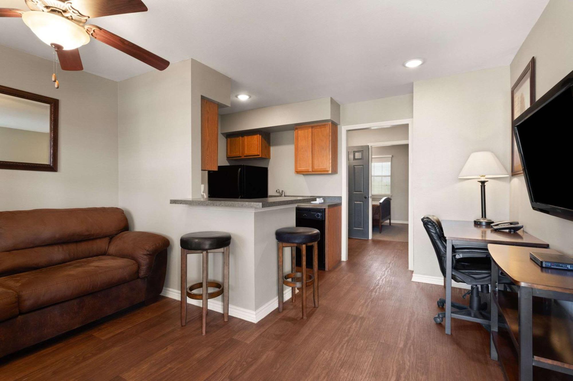 Eagle'S Den Suites Cotulla A Travelodge By Wyndham Kültér fotó