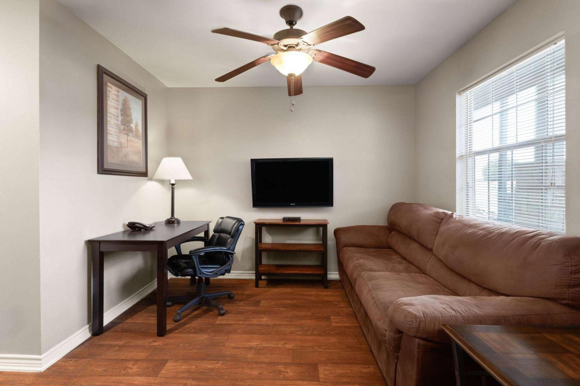 Eagle'S Den Suites Cotulla A Travelodge By Wyndham Kültér fotó
