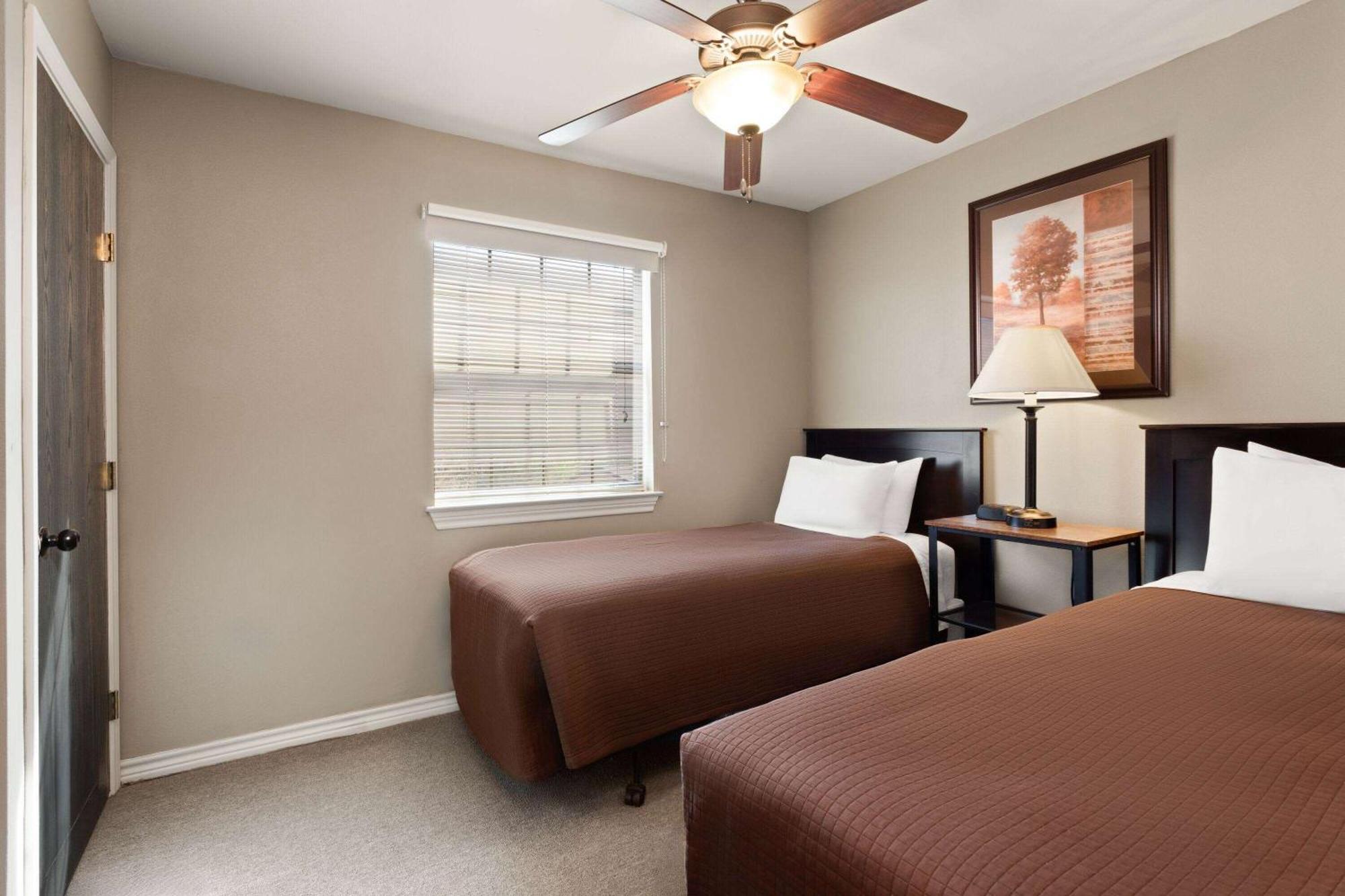 Eagle'S Den Suites Cotulla A Travelodge By Wyndham Kültér fotó