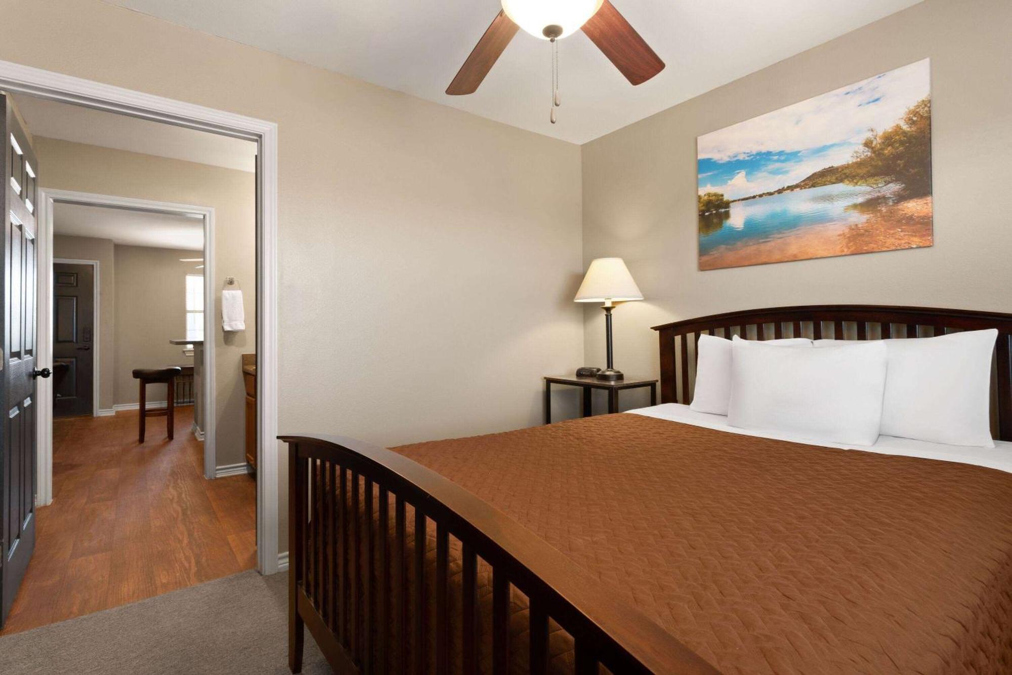 Eagle'S Den Suites Cotulla A Travelodge By Wyndham Kültér fotó